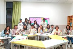 为校园糊口添上暖敞亮的色彩